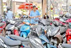 Phí và lệ phí: Thu ít, thất thoát nhiều, trách nhiệm không biết của ai!