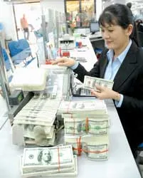 Vàng đứng giá, USD sáng giảm chiều tăng