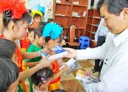 Tặng 3.500 cuốn sách cho thiếu nhi có hoàn cảnh khó khăn