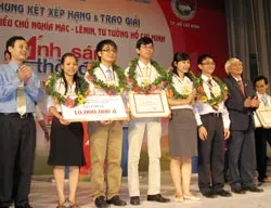 “Ánh sáng thời đại” và những người tiếp lửa cho sinh viên
