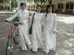 “Áo trắng-xe đạp”