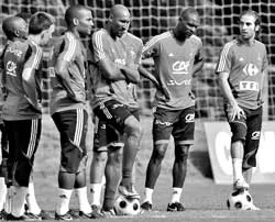 Tuyển Pháp trước nguy cơ “chia tay” thủ quân Patrick Vieira: Domenech cố chờ đến ngày 8-6