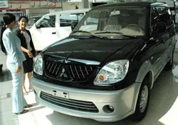“Ấm” cho nhà đất, “lạnh” cho ô tô?