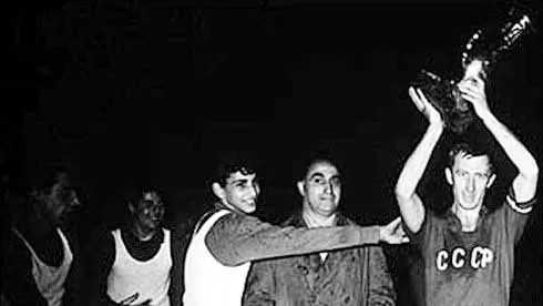 Đội Liên Xô lên ngôi vô địch ở kỳ Euro đầu tiên.