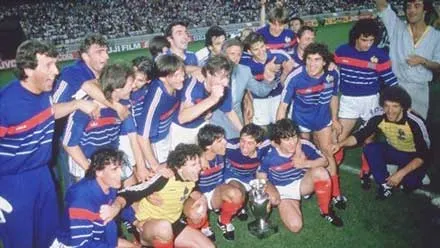 Tuyển Pháp vô địch tại Euro 1984 ngay trên sân nhà.