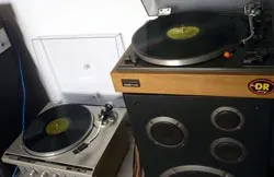 Máy hát đĩa nhựa: Thú chơi của người hoài cổ