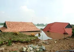 Sạt lở đất, 1 căn nhà trôi xuống sông Sài Gòn