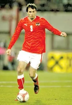 HLV Josef Hickersberger: “Nghề của tôi là chịu đựng” ảnh 2