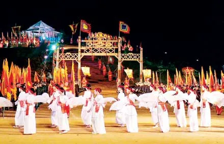 Màn trình diễn múa quạt tại lễ tái hiện đăng quang Hoàng đế Quang Trung.