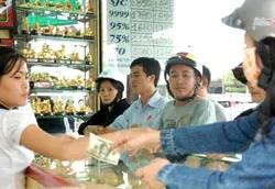 Thị trường USD tại TPHCM, sáng nay: Giá giảm nhưng khó mua