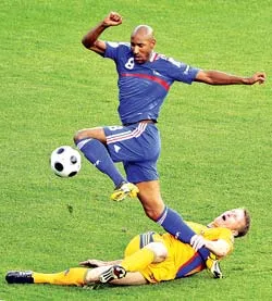 Lốc da cam thổi sập thành La Mã ảnh 2