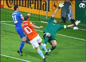 Lốc da cam thổi sập thành La Mã