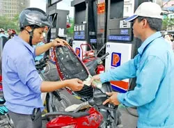 Chính phủ điều hành giá xăng dầu không theo thời giá thế giới