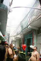 Cháy nhà ở khu phố Tây quận 1 - Hàng trăm khách du lịch chạy tán loạn