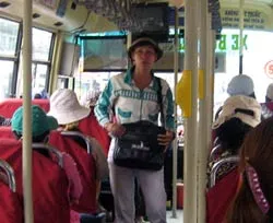 Cột điện đứng giữa đường ảnh 2