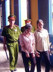 Hai mẹ con vào tù vì giữ và xài tiền giả