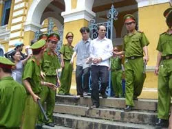Xét xử đường dây mua bán thuốc lắc tại vũ trường ảnh 2