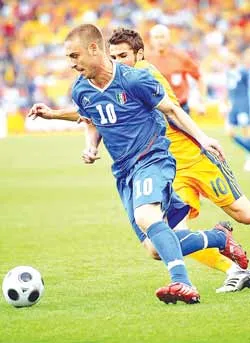 Euro 2008: Italia - Rumani 1-1; Hà Lan - Pháp 4-1