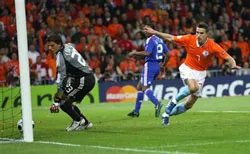 Euro 2008: Italia - Rumani 1-1; Hà Lan - Pháp 4-1 ảnh 2