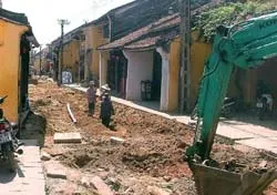 Bao giờ di sản được… “yên bình”?