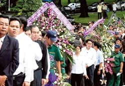 Đông đảo các tầng lớp nhân dân, cán bộ dự lễ viếng nguyên Thủ tướng Võ Văn Kiệt ảnh 7 Đông đảo các tầng lớp nhân dân, cán bộ dự lễ viếng nguyên Thủ tướng Võ Văn Kiệt ảnh 7