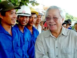 Ông Sáu có nghỉ phút nào đâu!