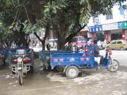 Khóc, cười với xe lam Trung Quốc