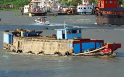 TPHCM, giao thông thủy mùa mưa chưa an toàn