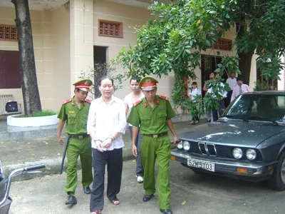 Vào tù vì làm giả giấy tờ để lừa bán nhà