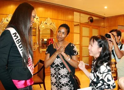 Hoa hậu MBGN trả lời phỏng vấn báo SGGP tại khách sạn New World.