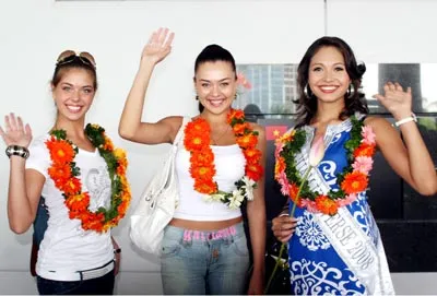 Các hoa hậu (từ trái sang phải) Nga, Ucraina và Guam giơ tay chào khi vừa đến sân bay Tân Sơn Nhất.