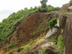 Đối mặt với sạt lở