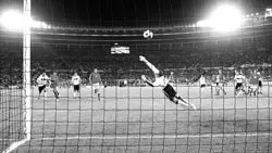 Cú sút phạt 121 km/giờ