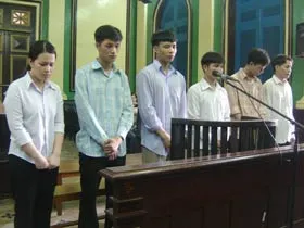 Vào tù vì làm giả giấy tờ để lãnh tiền ngân hàng