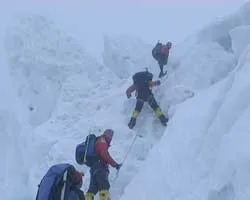 Những người Việt đầu tiên trên đỉnh núi huyền thoại ảnh 3