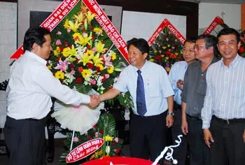 Đại diện Bộ Văn hóa - Thể thao và Du lịch chúc mừng Tổng Biên tập báo SGGP Trần Thế Tuyển nhân ngày Báo chí Cách mạng Việt Nam. Ảnh: Việt Dũng.