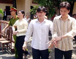 “Nói chuyện” bằng mã tấu, ba bị cáo lãnh án tù