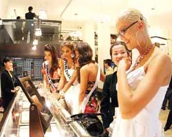 Thăm nhiều nơi, quay phim 9 phút về Việt Nam