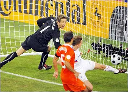 Dmitri Torbinski (bìa phải) ghi bàn thắng nâng tỷ số lên 2 - 1 cho tuyển Nga ở phút 112.