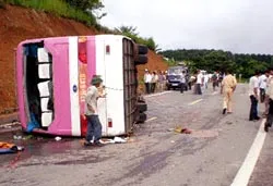 Lật xe khách tại Kon Tum: 10 người bị thương