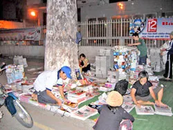 Đến với "chợ" báo đêm ảnh 2
