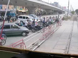 An toàn đường sắt - Nguy hiểm rình rập tại các đường ngang