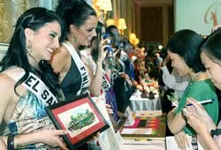 Các hoa hậu bán đấu giá quà tặng