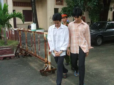 Cùng trộm dây điện, cùng nhau... vào tù