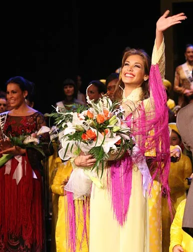 Hoa hậu Venezuela đoạt giải Duyên dáng áo dài. Ảnh: AN DUNG