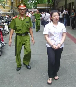 Dùng phim sex tống tiền người tình - Vào tù