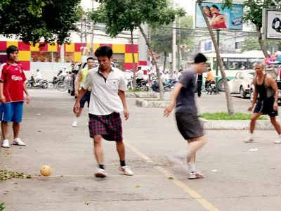 Lề đường vẫn ngổn ngang