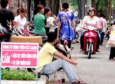Phải chăng biển báo cấm đặt “nhầm chỗ”...?! (Ảnh: chụp tại Công viên Thống Nhất, quận 1)