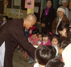 Những phần quà nghĩa đạo tình đời