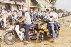 TPHCM, ngày đầu tiên ra quân xử phạt các “lô cốt”: 6 công trình đào đường vi phạm
